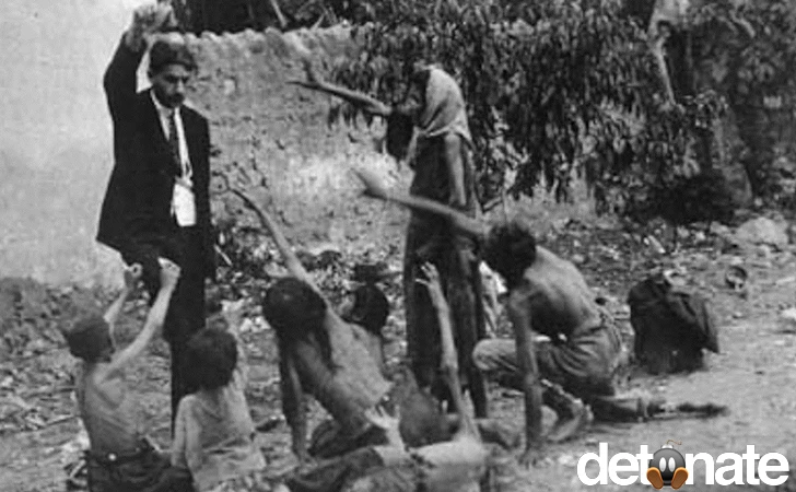 quan chức Thổ Nhĩ Kỳ dùng một mẩu bánh mì nhử những trẻ em đang chết dần vì đói. 