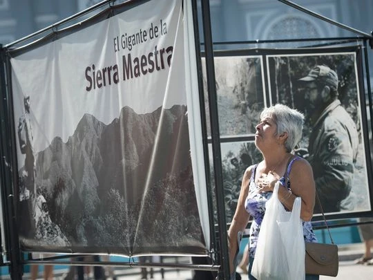 Người dân Santiago de Cuba chuẩn bị đón Chủ tịch Fidel Castro về với quê hương.