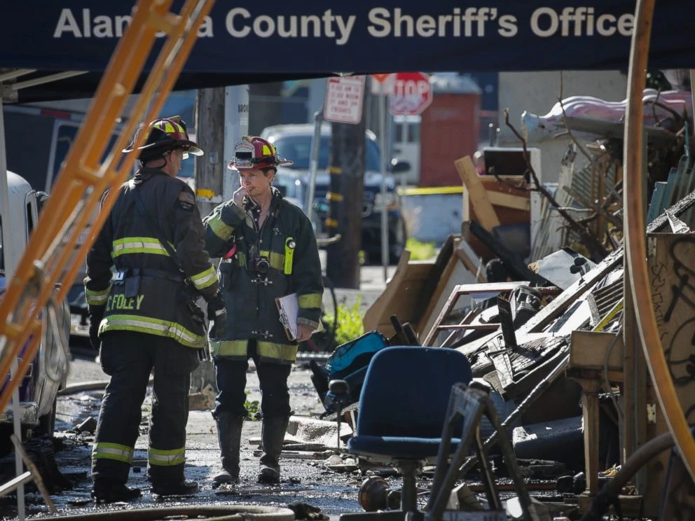 Nhân viên cứu hộ làm việc tại tòa nhà hai tầng Oakland Ghost Ship ở Oakland (California) ngày 4-12. Ảnh: CNN