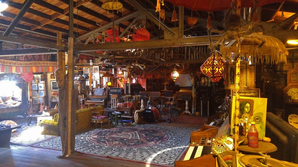 Bên trong tòa nhà Oakland Ghost Ship ở Oakland (California) trước khi bị cháy. Ảnh: CNN