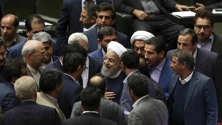 Tổng thống Hassan Rouhani (giữa) với các nghị sĩ sau bài phát biểu trước Quốc hội ngày 4-12. 