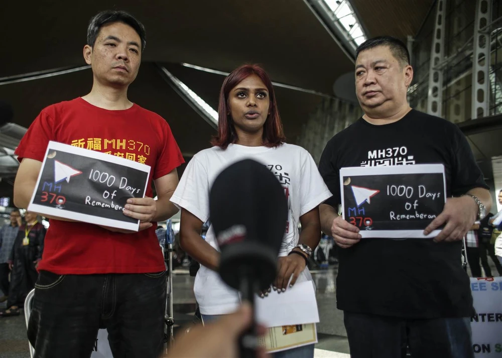 Người thân nạn nhân MH370 – cô Grace Nathan ở giữa – tại sân bay quốc tế Kuala Lumpur trước khi bay đến Madagascar ngày 4-12. 