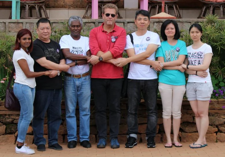 Người thân nạn nhân MH370 trước khách sạn Gassy Country House ở TP Antananarivo (Madagascar) ngày 4-12.