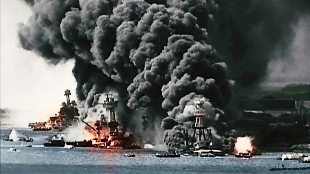 Tàu chiến Mỹ bị máy bay Nhật không kích trong trận đánh Trân Châu Cảng ngày 7-12-1941. 