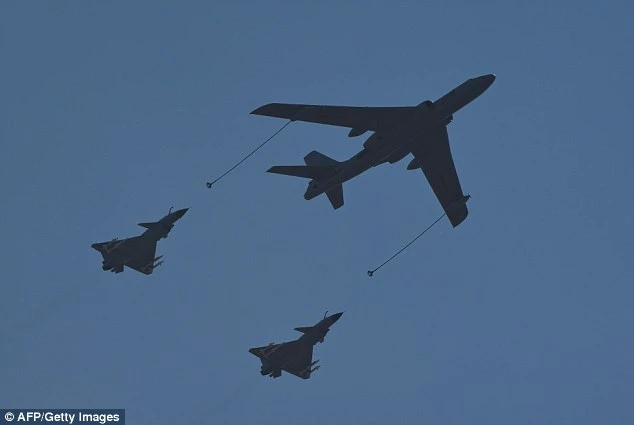 Máy bay ném bom hạt nhân H-6 (giữa) cùng hai máy bay chiến đấu Trung Quốc trong một lần bay hồi tháng 9. 