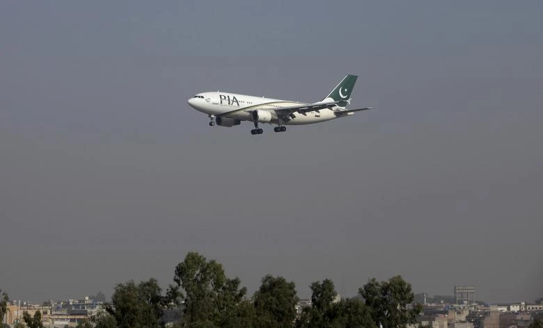 Một máy bay chở khách của hãng PIA chuẩn bị hạ cánh xuống sân bay quốc tế Benazir ở thủ đô Islamabad (Pakistan). Ảnh: REUTERS 