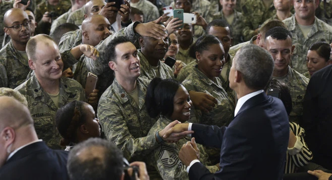 Tổng thống Obama bắt tay các binh sĩ tại căn cứ không quân MacDill ở Tampa (Florida) ngày 6-12. 