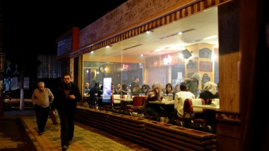 Người dân ăn uống tại nhà hàng ở tây Aleppo (Syria) ngày 2-12. Ảnh: AP