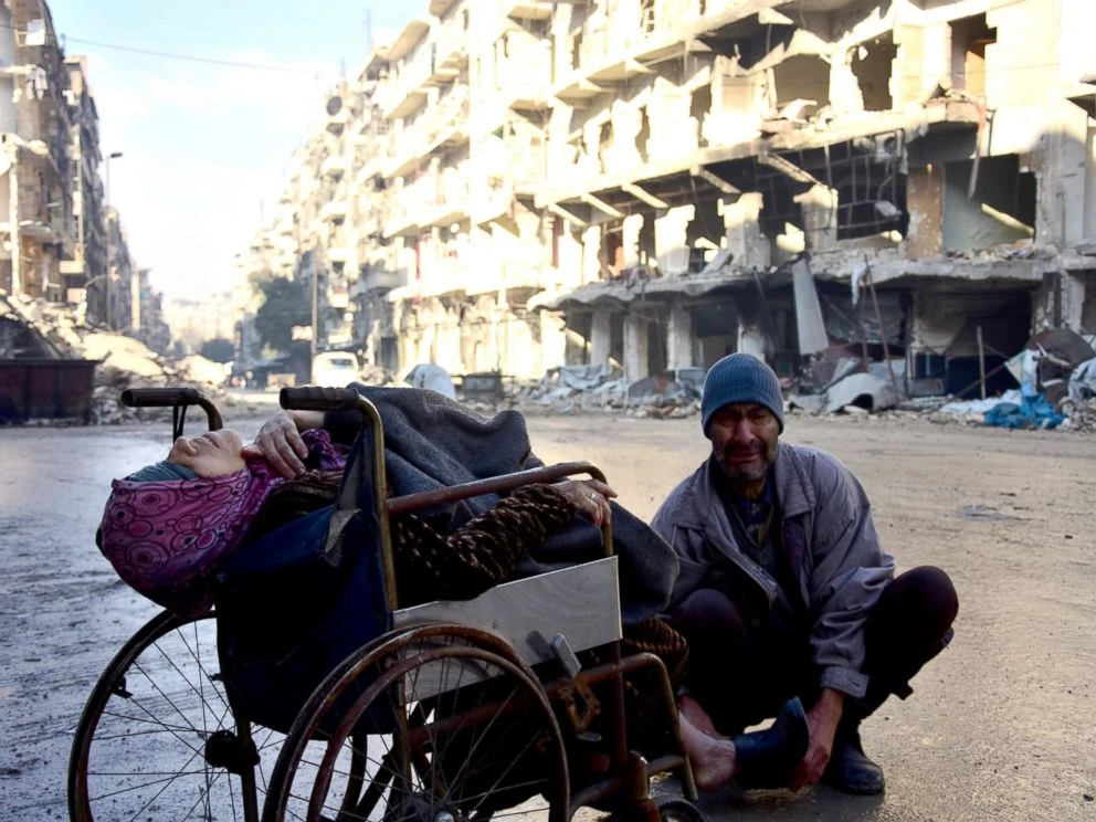 Bà Sabah Muhammed đang chết dần trên xe lăn vì bệnh trên dường phố đông Aleppo