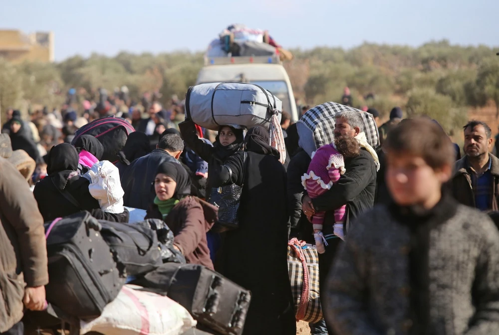 Người dân tập trung tại một điểm kiểm soát của phe chính phủ, chờ sơ tán khỏi đông Aleppo ngày 8-12. 