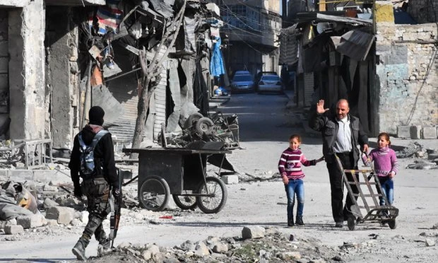 Quân chính phủ tuần tra đường phố Old City vừa mới chiếm từ phe nổi dậy ở Aleppo. 