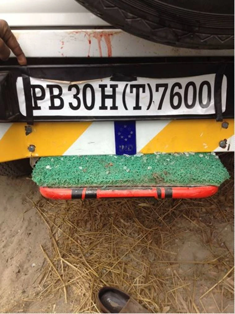 Chiếc xe chở các giáo viên bị nạn. Ảnh: INDIA EXPRESS 