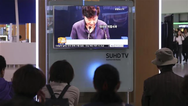 Bà Park xin lỗi người dân ngày 25-10. Ảnh: AP