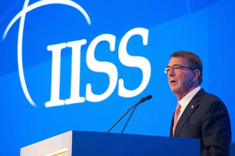 Bộ trưởng Quốc phòng Mỹ Ash Carter phát biểu tại hội nghị an ninh ở Manama (Bahrain) ngày 10-12.