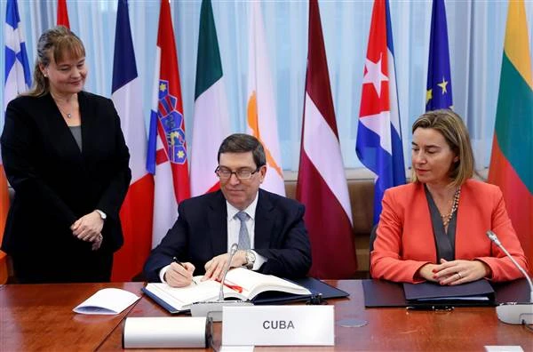 Bộ trưởng Ngoại giao Cuba Bruno Rodrigues và Cao ủy Chính sách Đối ngoại EU Federica Mogherini tại lễ ký ở Brussels (Bỉ) ngày 12-12. Ảnh: REUTERS