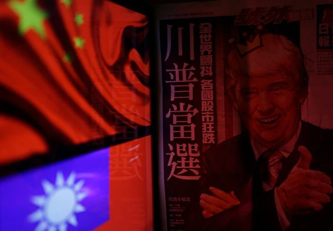 Hình ông Trump bên cạnh lá cờ Trung Quốc. Ảnh: EPA