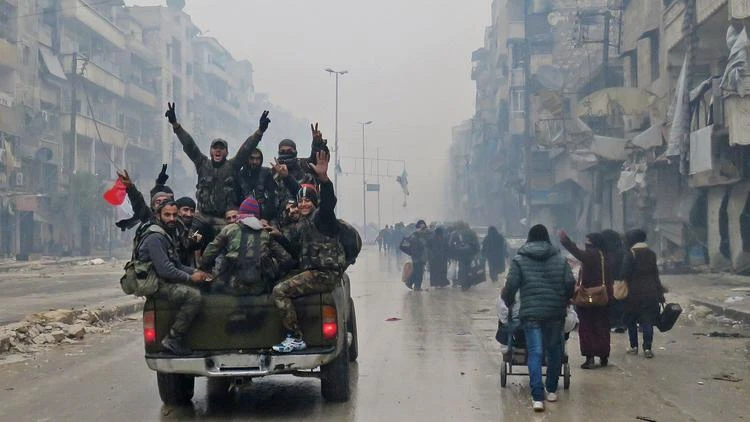 Quân chính phủ trên đường phố quận Bustan al-Qasr, đông Aleppo ngày 13-12. Ảnh: CHICAGO TRIBUNE