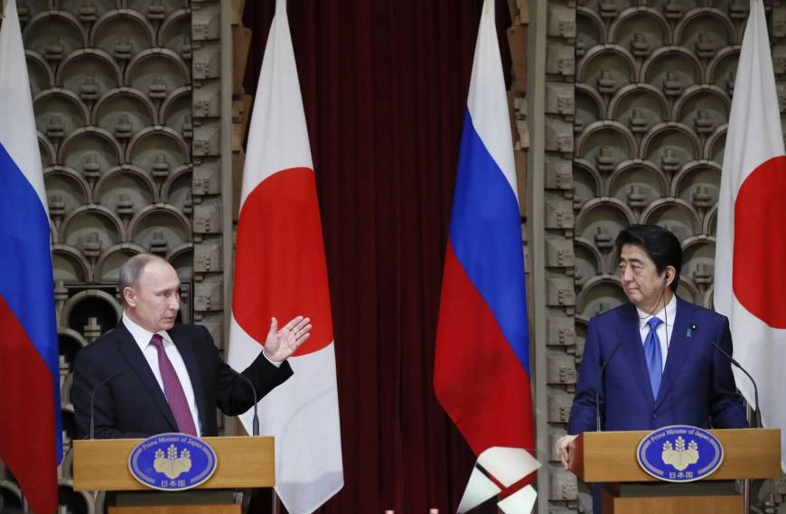 Tổng thống Nga Putin (trái) và Thủ tướng Nhật Abe họp báo chung tại Tokyo (Nhật) ngày 16-12. Ảnh: AP 