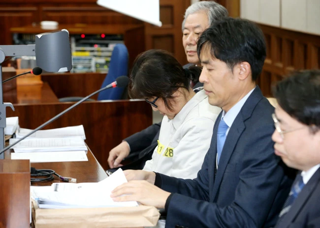 Bà Choi Soon-sil tại tòa. Ảnh: REUTERS 