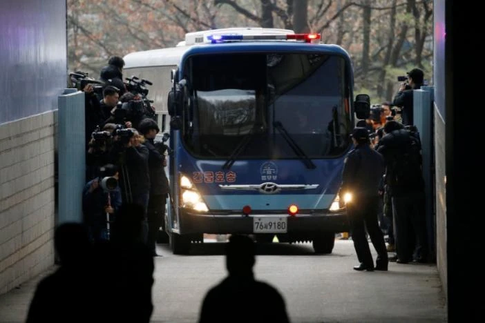 Xe chở bà Choi Soon-sil đến tòa án. Ảnh: REUTERS 