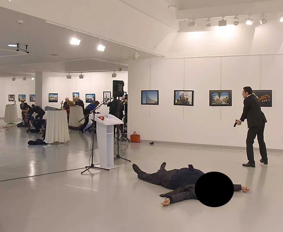 Đại sứ Andrei Karlov ngã gục sau khi bị kẻ ám sát Mevlut Mert Altintas bắn 5 phát vào lưng từ vị trí gần. Ảnh: AFP 