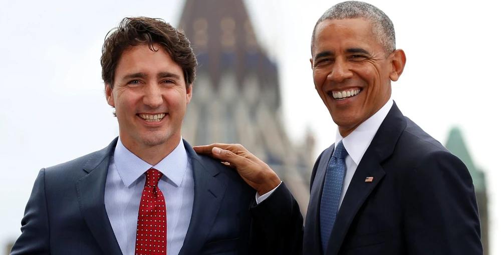 Thủ tướng Canada Trudeau (trái) có công tạo ra tấm thiệp gia đình Obama. Ảnh: REUTERS