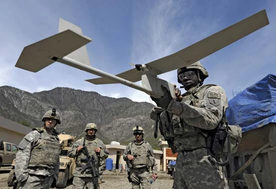 Binh sĩ Mỹ và máy bay không người lái Raven RQ-11. Ảnh: GETTY IMAGES