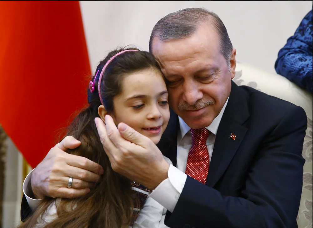 Tổng thống Recep Tayyip Erdogan và bé gái Bana Al-Abed 7 tuổi đến từ Aleppo (Syria) tại dinh tổng thống ở Ankara (Thổ Nhĩ Kỳ) ngày 21-12. Ảnh: TWITTER