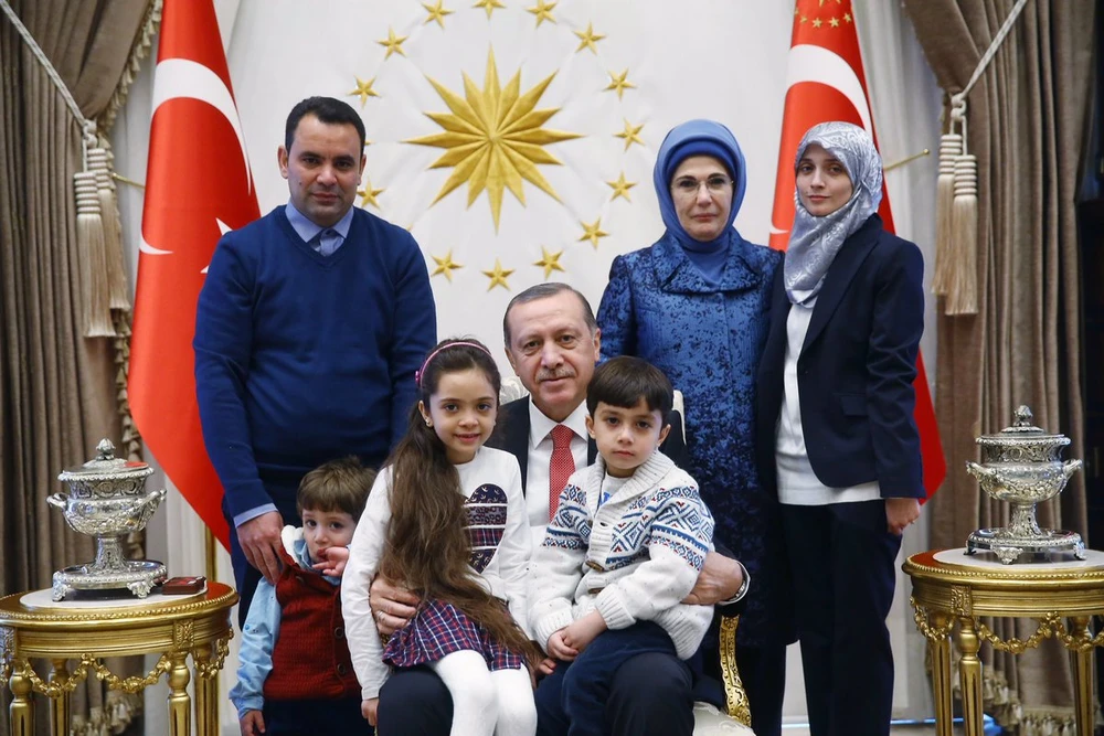 Gia đình cô bé Bana và vợ chồng Tổng thống Erdogan. Ảnh: TWITTER