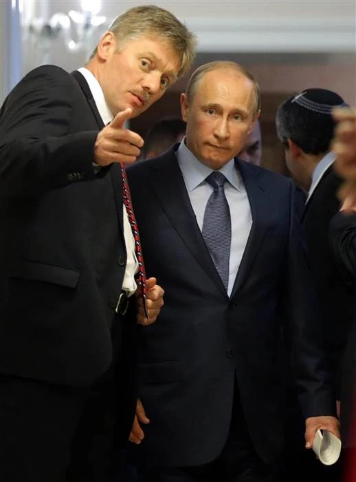 Tổng thống Nga Vladimir Putin (phải) và người phát ngôn điện Kremlin Dmitry Peskov. Ảnh: AP