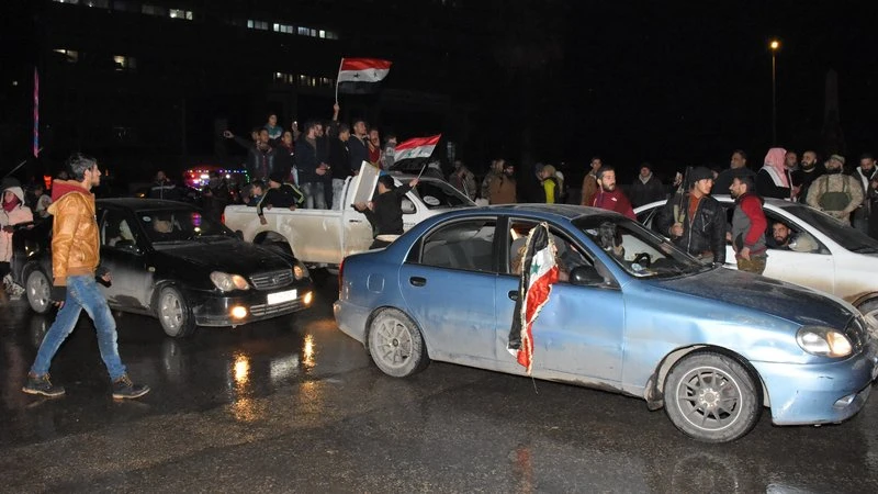 Người dân xuống đường ăn mừng. 