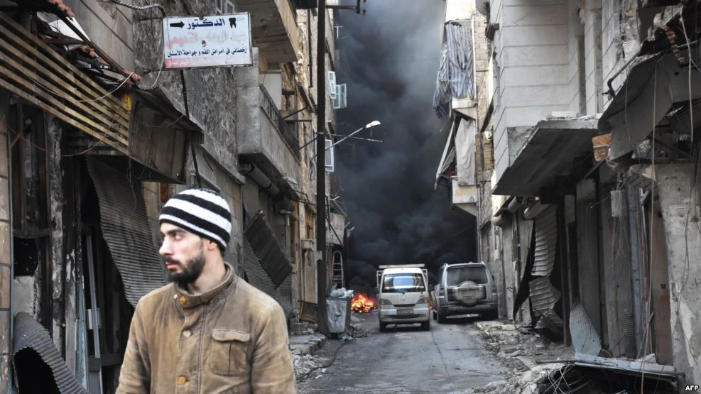 Người dân tại quận Salaheddin ở Aleppo ngày 23-12. Ảnh: AFP 