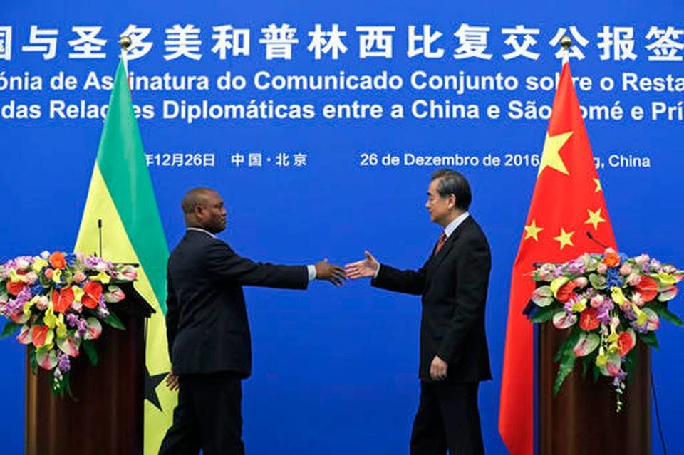 Bộ trưởng Ngoại giao Trung Quốc Vương Nghị (phải) và Ngoại trưởng Urbino Botelho của Sao Tome and Principe trong buổi ký biên bản khôi phục quan hệ tại Bắc Kinh ngày 26-12. Ảnh: AP 