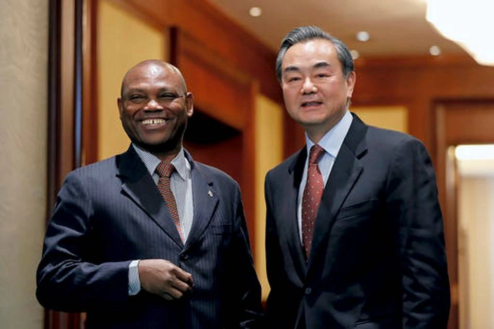 Ngoại trưởng Urbino Botelho (trái) nói Sao Tome and Principe “muốn chuộc lại sai lầm trong quá khứ” khi cắt đứt quan hệ với Trung Quốc. Ảnh: AP 