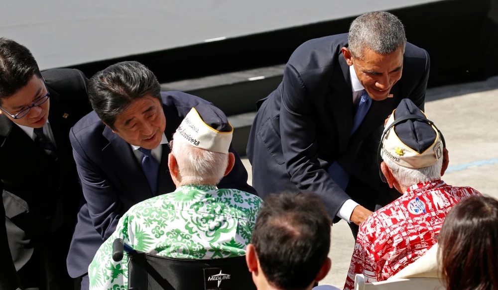 Tổng thống Mỹ Barack Obama (phải) và Thủ tướng Nhật Shinzo Abe gặp gỡ các cựu binh Trân Châu Cảng ở Hawaii (Mỹ) ngày 27-12. Ảnh: AP
