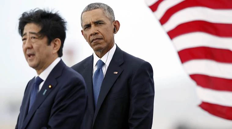 Tổng thống Mỹ Barack Obama (phải) và Thủ tướng Nhật Shinzo Abe tại Trân Châu Cảng ở Hawaii (Mỹ) ngày 27-12. Ảnh: AP