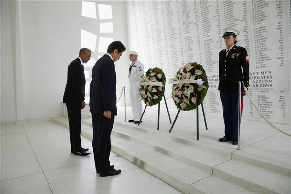 Tổng thống Mỹ Barack Obama (phải) và Thủ tướng Nhật Shinzo Abe đặt vòng hoa tưởng niệm tại đài tưởng niệm Arizona tại Trân Châu Cảng ở Hawaii (Mỹ) ngày 27-12. Ảnh: REUTERS