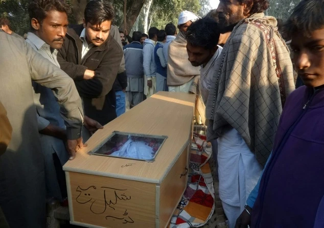 Người Công giáo Pakistan khiêng quan tài của một trong những nạn nhân thiệt mạng vì ngộ độc rượu giả tại thị trấn Toba Tek Singh ngày 27-12. Ảnh: DAILY MAIL 