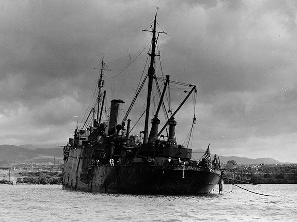 Tàu USS Vestal hứng 2 quả bom trong trận Trân Châu Cảng. Ảnh: THE DRIVE