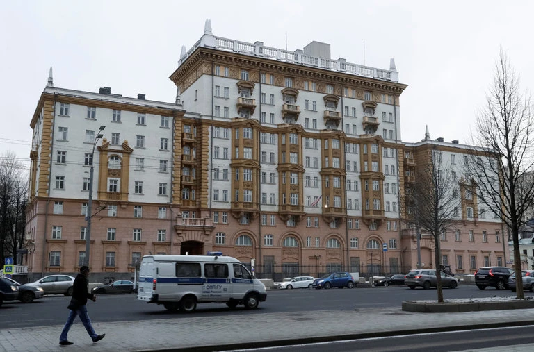 Đại sứ quán Mỹ tại Moscow (Nga) ngày 3-12. Ảnh: Reuters 
