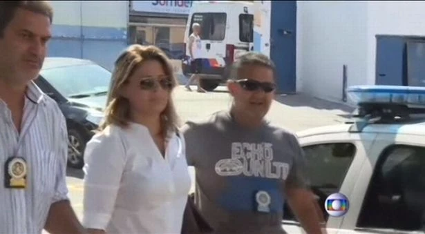 Cảnh sát bắt giữ cô vợ Françoise. Ảnh: REUTERS