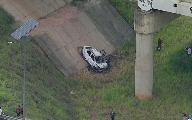 Chiếc xe nơi chứa thi thể đại sứ Amiridis bị phóng hỏa. Ảnh: REUTERS 