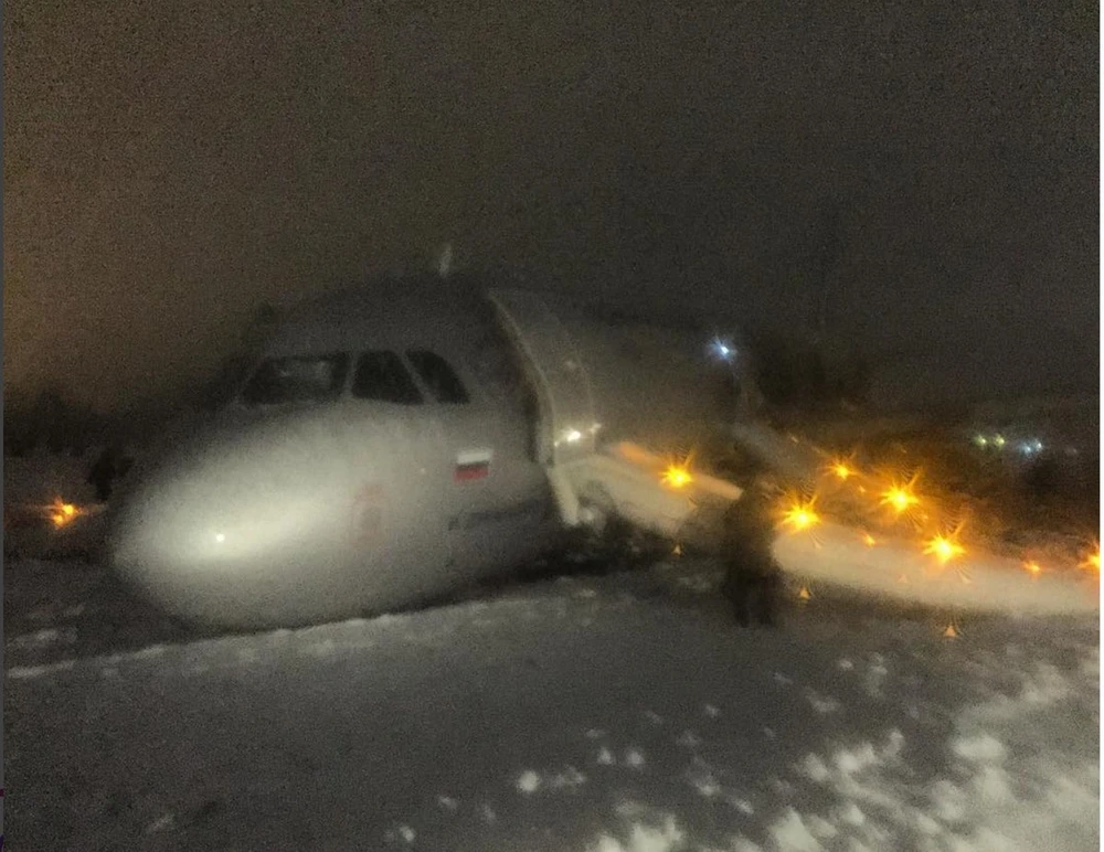 Máy bay nằm trên đường băng đầy tuyết. Ành: TWITTER