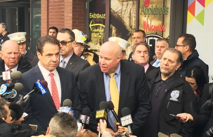 Thống đốc New York Andrew Cuomo (trái) nói chuyện với báo chí sau vụ tai nạn. Ảnh: REUTERS