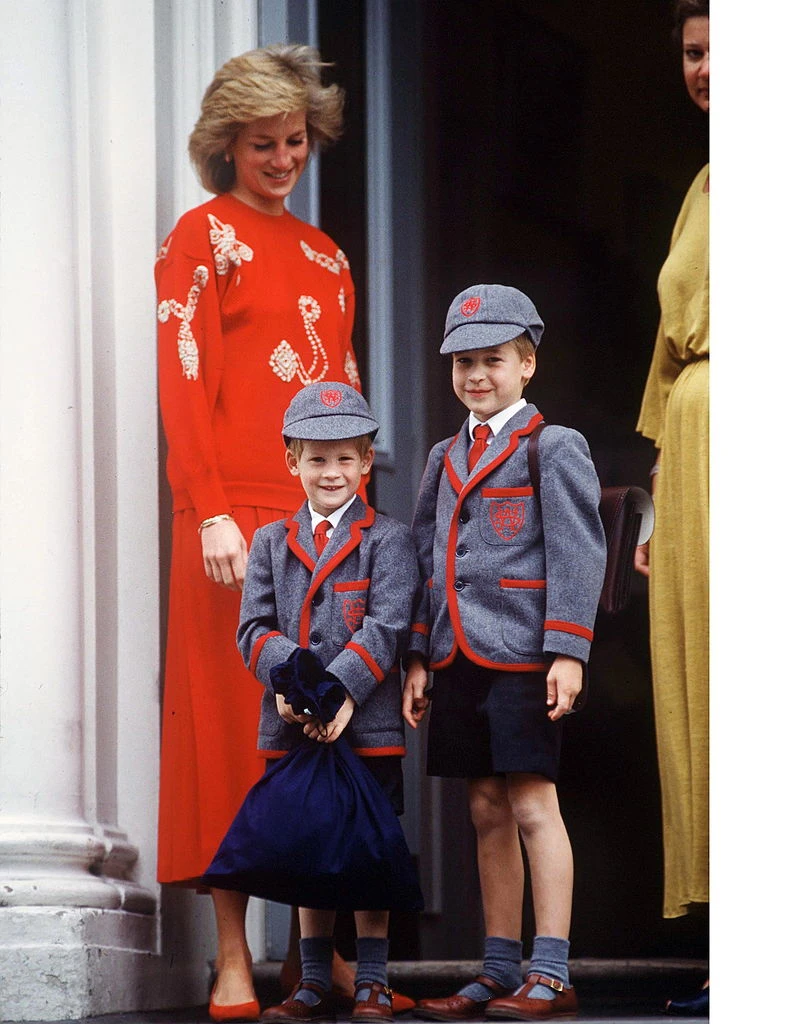 Công nương Diana và hai con trong ngày đi học đầu tiên của Hoàng tử Harry (nhỏ). Ảnh: GETTY IMAGES
