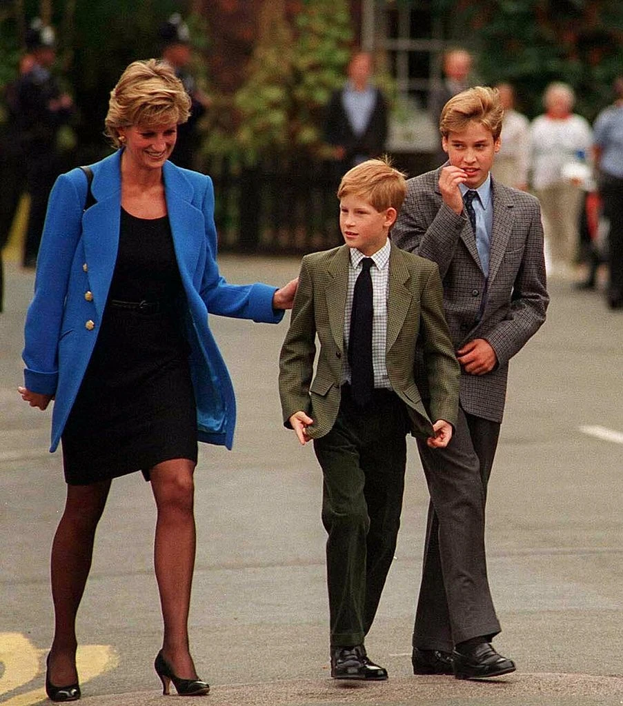 Công nương Diana và Hoàng tư Harry tiễn Hoàng tử William ngày đầu vào học trường nội trú Eton College. Ảnh: GETTY IMAGES