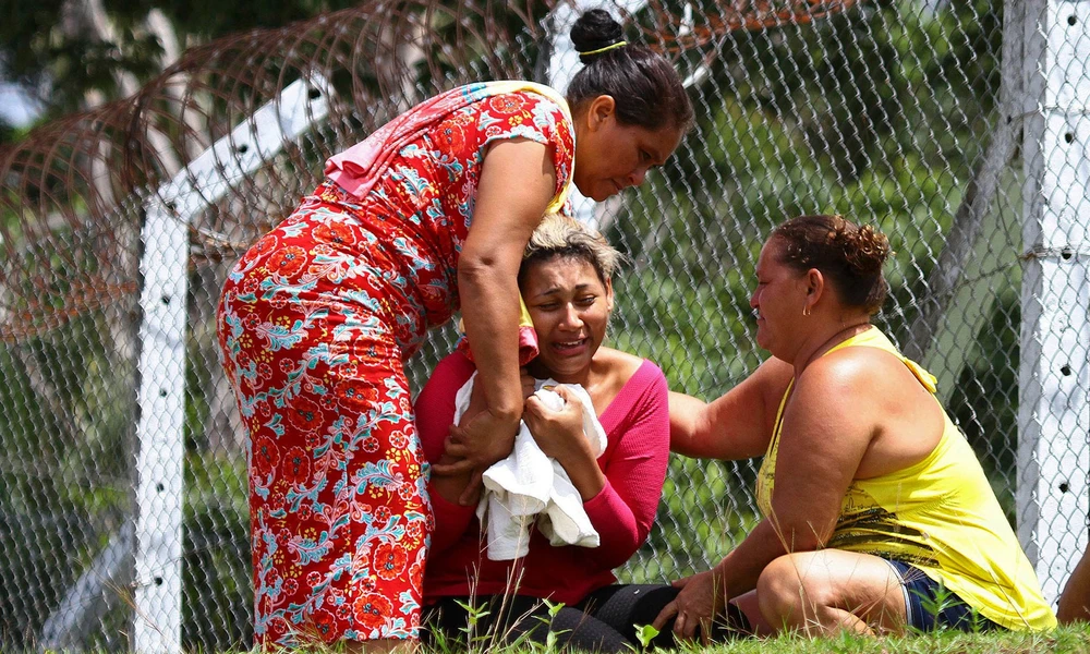 Vợ một tù nhân bị giết trong vụ bạo động tại nhà tù Anisio Jobim ngày 2-1. Ảnh: AP