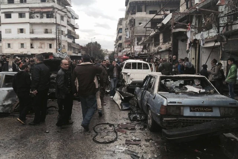 Hiện trường đánh bom ở Jableh (tỉnh Latakia, Syria) ngày 5-1 làm 11 người chết, 35 người bị thương - vụ đánh bom đầu tiên từ khi thỏa thuận ngừng bắn mới được thực hiện. Ảnh: AP