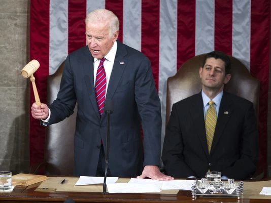 Phó Tổng thống Mỹ Joe Biden tuyên bố ông Trump chính thức đắc cử Tổng thống thứ 45 của Mỹ, bên cạnh là Chủ tịch Hạ viện Paul Ryan. Ảnh: USA TODAY