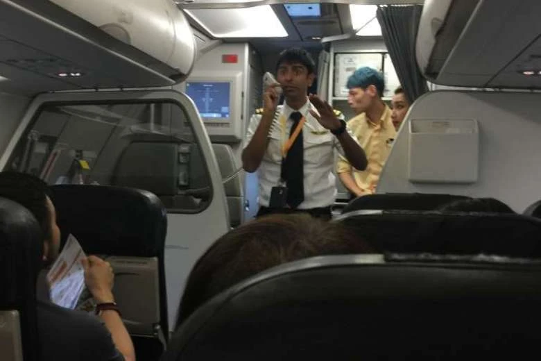 Phi công giải quyết tình huống trong sự cố hôm 6-1 của máy bay thuộc hãng hàng không Tigerair. Ảnh: STRAITSTIMES